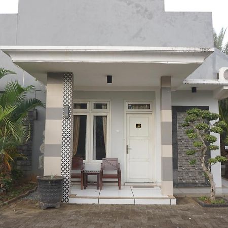 Musdalifah Hotel Sumenep Buitenkant foto